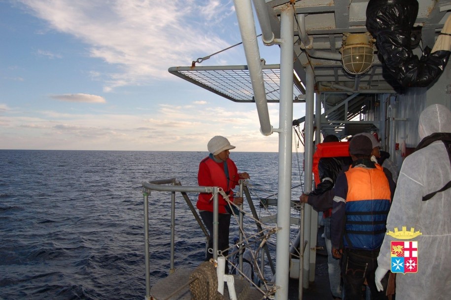 Akcja ratunkowa w Cieśninie Sycylijskiej, na południe od Lampedusy /ITALIAN NAVY PRESS OFFICE / HANDOUT /PAP/EPA