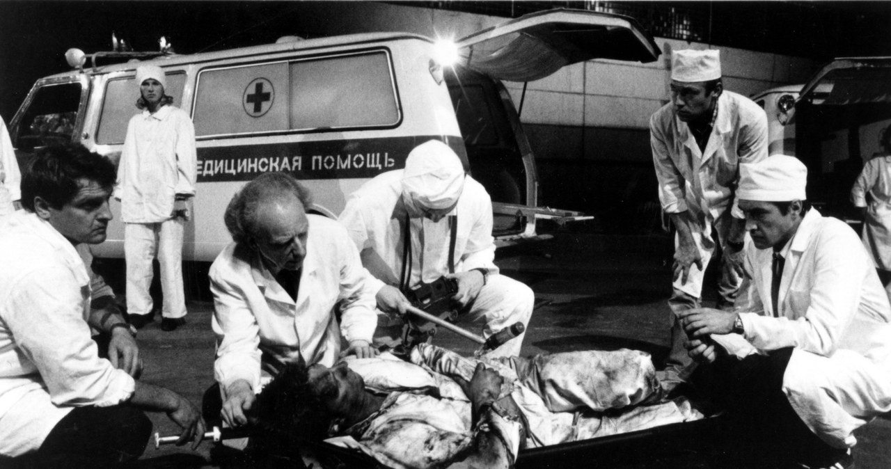 Akcja ratunkowa w Czarnobylu. Kadr z filmu "Chernobyl: The Final Warning" /Mary Evans Picture Library /East News