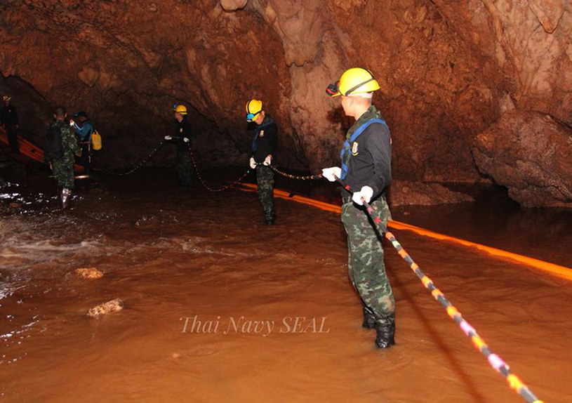 Akcja ratunkowa w jaskinii /Thai NAVY SEAL HANDOUT /PAP/EPA