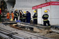 Akcja ratunkowa w kopalni złota w Chinach. Jeden z górników na powierzchni