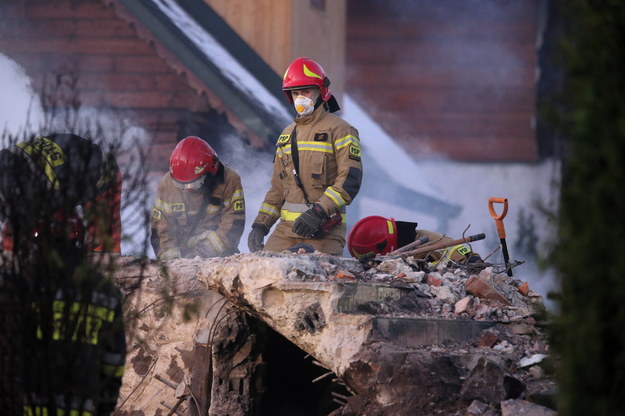 Akcja ratunkowa w miejscu wybuchu gazu w Szczyrku na zdjęciu z 5 grudnia 2019 roku / 	Andrzej Grygiel    /PAP