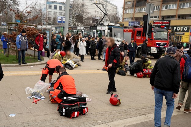 Akcja ratunkowa w miejscu wypadku na Placu Rodła w Szczecinie /Marcin Bielecki /PAP
