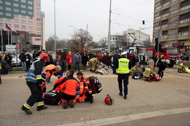 Akcja ratunkowa w miejscu wypadku na placu Rodła w Szczecinie. /	Marcin Bielecki   /PAP