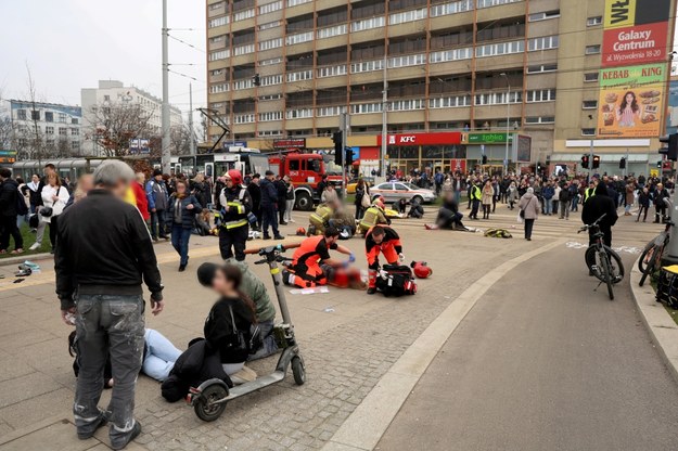 Akcja ratunkowa w miejscu wypadku na placu Rodła / 	Marcin Bielecki    /PAP