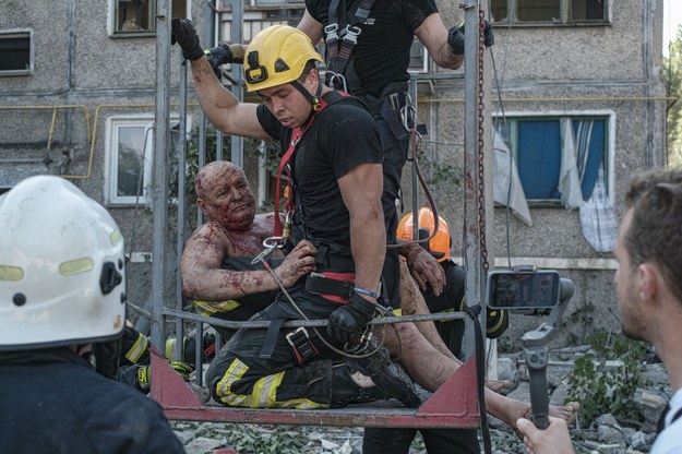 Akcja ratunkowa w Mikołajowie po tym jak Rosjanie ostrzelali blok /GEORGE IVANCHENKO /PAP/EPA