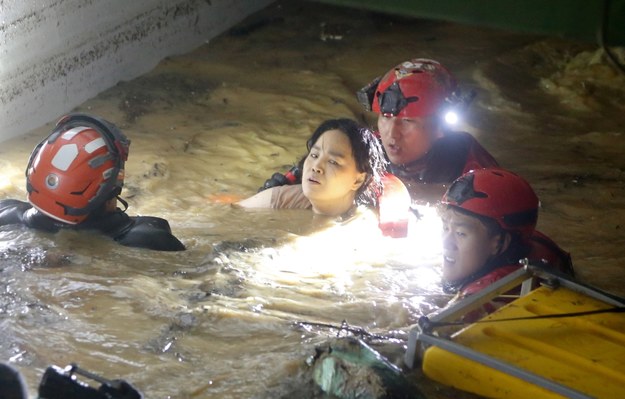 Akcja ratunkowa w podziemnym parkingu w mieście Nam-gu /KIM HEE-CHUL /PAP/EPA