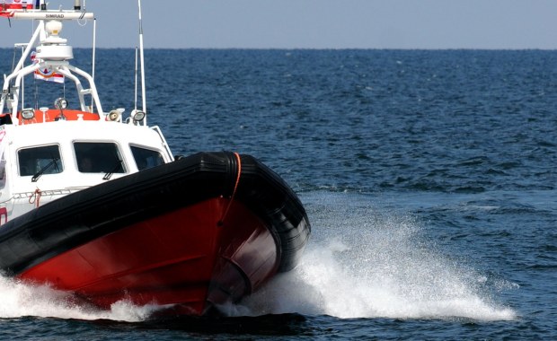 Akcja ratunkowa w Zatoce Puckiej. Nie wiadomo, do kogo należy dryfująca łódź