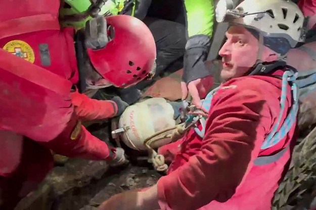 Akcja ratunkowa, włoska speleolożka została uratowana. /HANDOUT/AFP/East News /East News