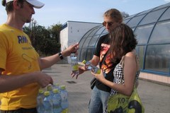 Akcja RMF FM w Warszawie. Rozdawaliśmy butelki wody spragnionym przechodniom!