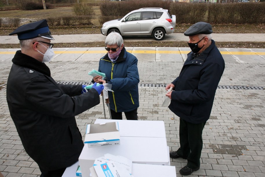 Akcja rozdawania maseczek ochronnych mieszkańcom osiedla Piaski w Gorzowie Wielkopolskim /Lech Muszyński /PAP