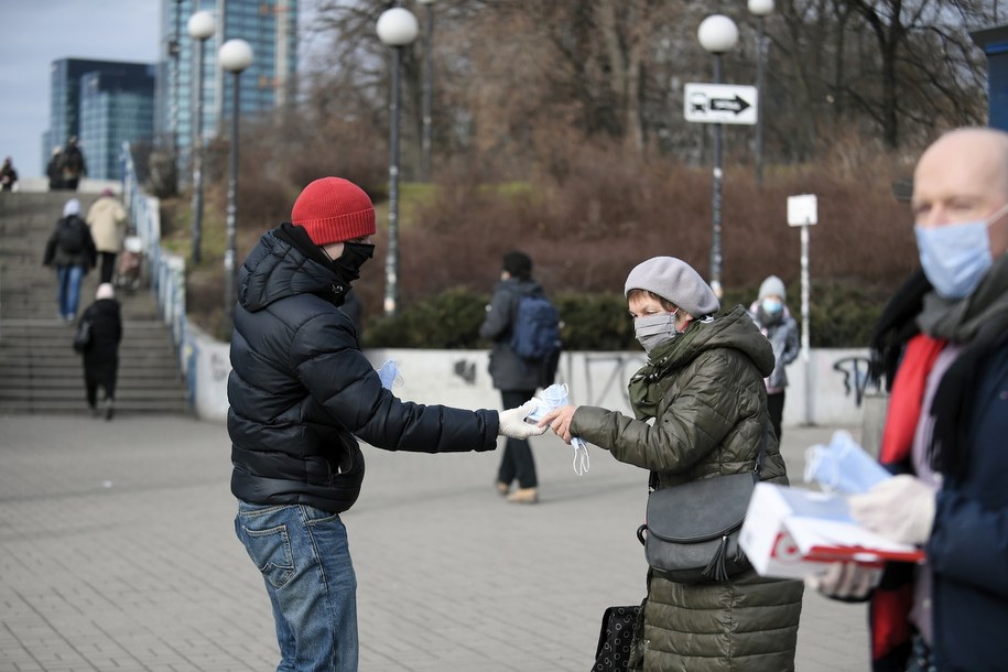 Akcja rozdawania maseczek ochronnych mieszkańcom Warszawy na placu przed wejściami na stację Metro Centrum / 	Marcin Obara  /PAP
