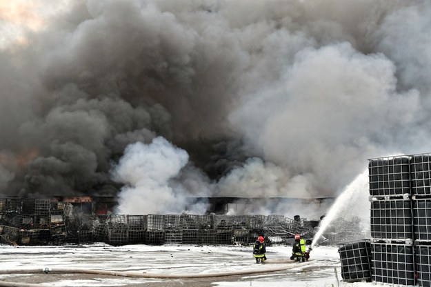 Akcja rozpoczęła się wczoraj przed godziną 14. Pożar wybuchł na składowisku niebezpiecznych substancji / 	Maciej Kulczyński    /PAP