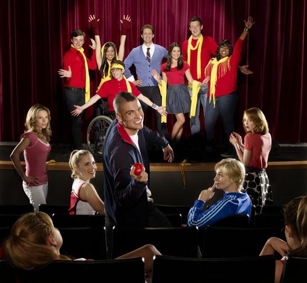 Akcja serialu "Glee" rozgrywa się w szkole średniej - fot. Fox /