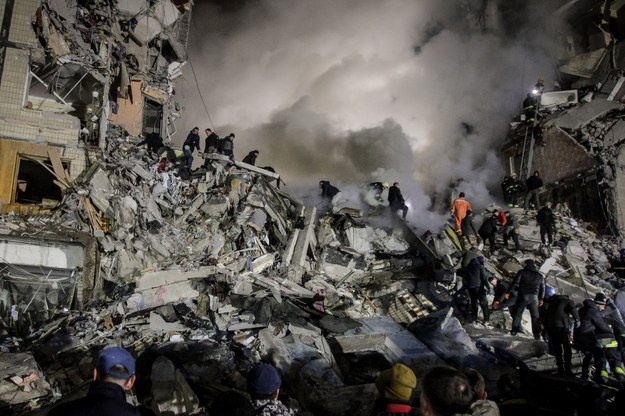 Akcja służb na gruzach zniszczonego bloku w mieście Dniepr /STR /PAP/EPA