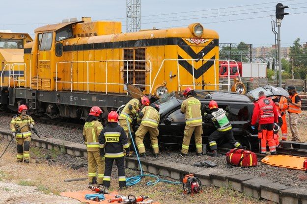 Akcja służb po symulowanym zderzeniu lokomotywy z autem osobowym /Paweł Supernak /PAP