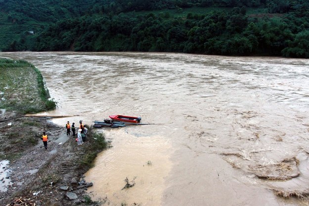 Akcja służb ratunkowych na terenie prowincji Yen Bai /STR /PAP/EPA