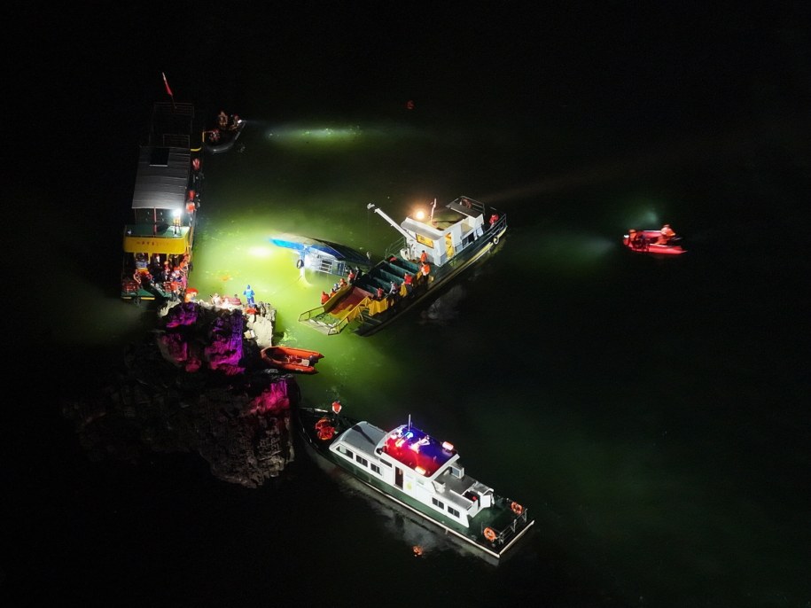 Akcja służb ratunkowych po wywróceniu się promów w Chinach /Xinhua /PAP/EPA