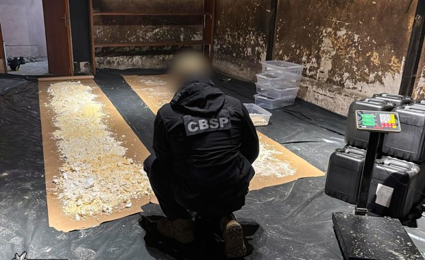 Akcja służb w dawnej stadninie koni. Złapani na gorącym uczynku