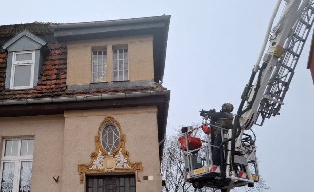 Akcja służb w Lęborku. 35-latek zabarykadował się w mieszkaniu z kobietą