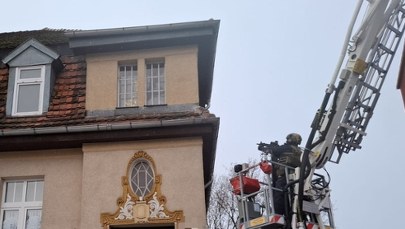 Akcja służb w Lęborku. 35-latek zabarykadował się w mieszkaniu z kobietą