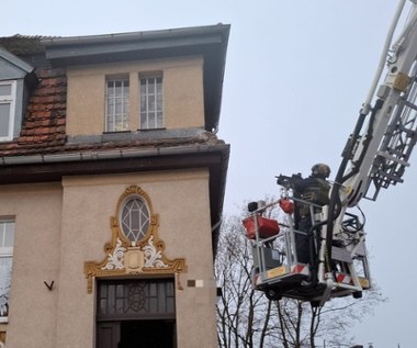 Akcja służb w Lęborku. 35-latek zabarykadował się w mieszkaniu z kobietą