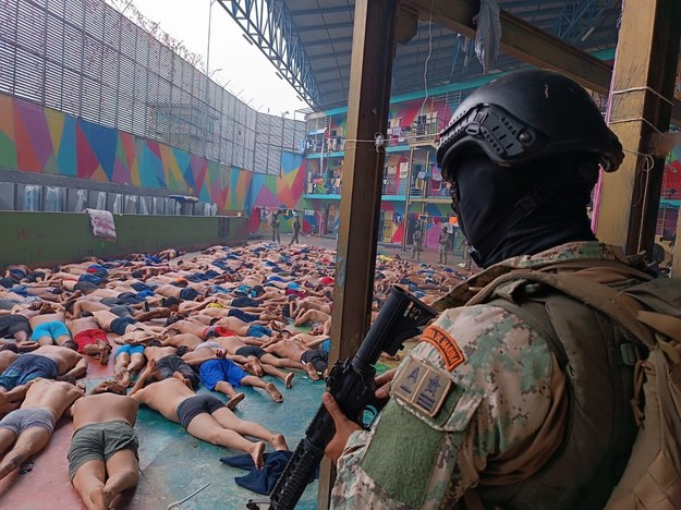 Akcja służb w więzieniu Regional w Guayaquil w Ekwadorze po ucieczce przywódcy gangu Los Choneros. /Armed Forces of Ecuador HANDOUT /PAP/EPA
