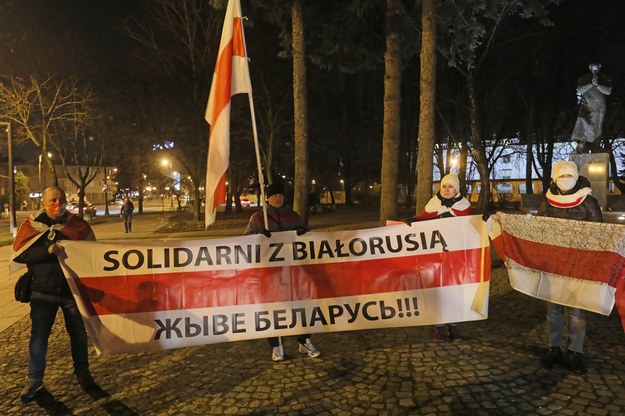Akcja solidarności z aresztowanymi przedstawicielami polskiej mniejszości na Białorusi - Andżeliką Borys i Andrzejem Poczobutem / 	Artur Reszko    /PAP