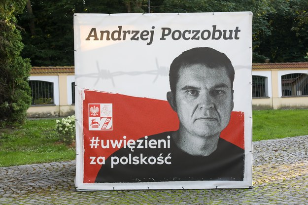 Akcja solidarności z prześladowanymi liderami Związku Polaków na Białorusi Andżeliką Borys i Andrzejem Poczobutem na skwerze przy pomniku ks. Jerzego Popiełuszki w Białymstoku - lipiec 2022 r. / 	Artur Reszko    /PAP