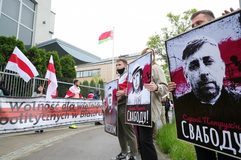Akcja solidarnościowa na rzecz represjonowanych Białorusinów, przed ambasadą przy ul. Wiertniczej w Warszawie, maj 2021 /Piotr Molecki /East News