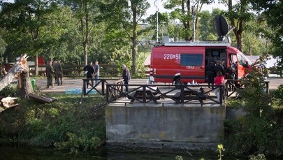 Akcja strażaków i wojska na Brdzie. Wyciągają z wody powalone drzewa
