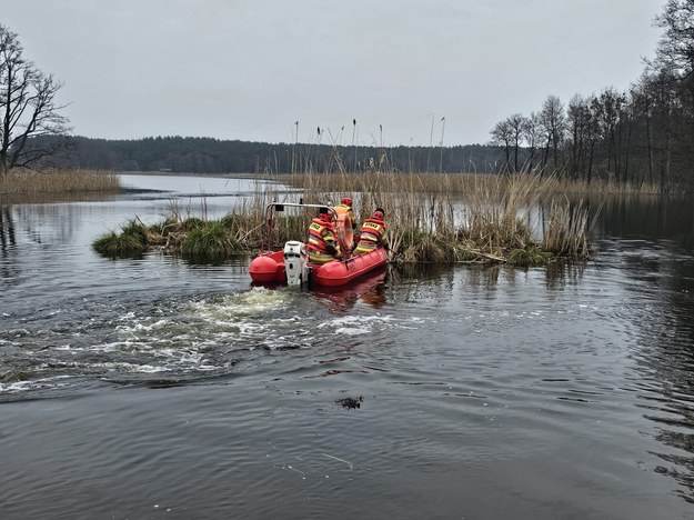 Akcja strażaków na jeziorze Młyńskim /Facebook / Państwowa Straż Pożarna Międzyrzecz /