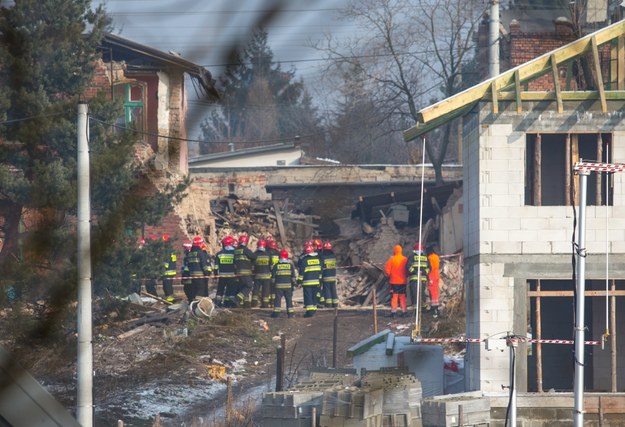 Akcja strażaków na miejscu katastrofy trwała kilka godzin / Andrzej Grygiel /PAP