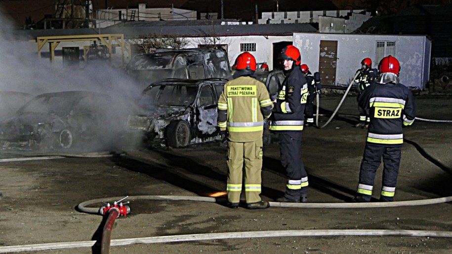 Akcja strażaków na parkingu przy ul. Nowodworskiej w Elblągu /Fot. Łukasz Nosarzewski / expresselblag.pl /