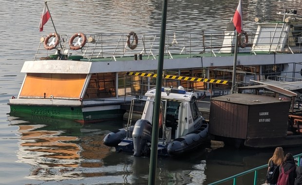 Akcja strażaków na Wiśle w Krakowie. Wypompowują wodę z uszkodzonej barki