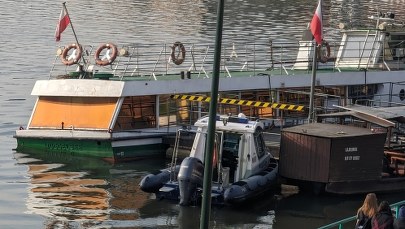 Akcja strażaków na Wiśle w Krakowie. Wypompowują wodę z uszkodzonej barki