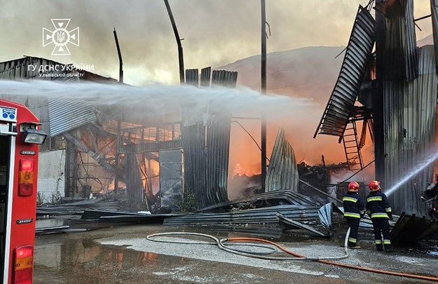 Akcja strażaków po ataku na Lwów /STATE EMERGENCY SERVICE HANDOUT /PAP/EPA