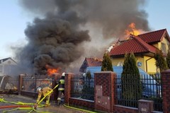 Akcja strażaków po pożarze i wybuchu w Łomiankach