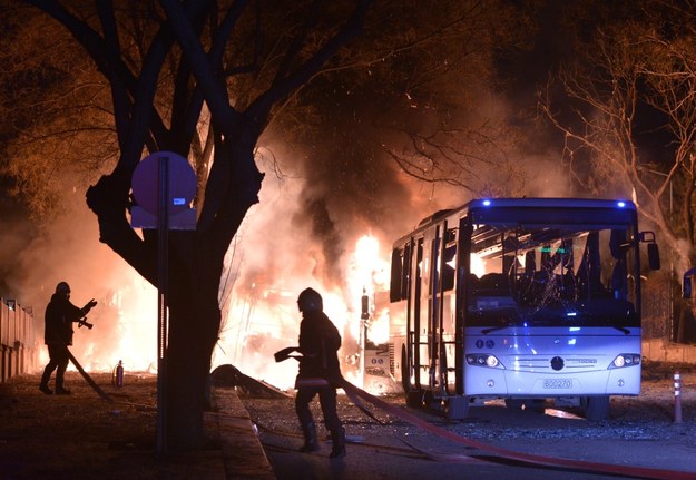 Akcja strażaków po wybuchu w centrum Ankary /STR /PAP/EPA