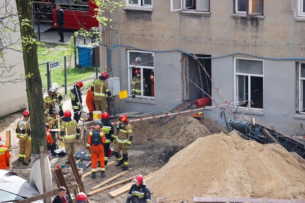 Akcja strażaków po zawaleniu się ściany remontowanego budynku w Łodzi /Marian Zubrzycki /PAP
