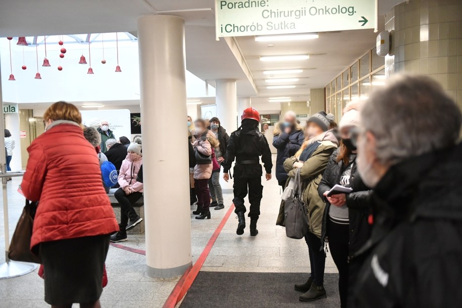 Akcja strażaków w Centrum Zdrowia Matki Polki w Łodzi /	Grzegorz Michałowski   /PAP