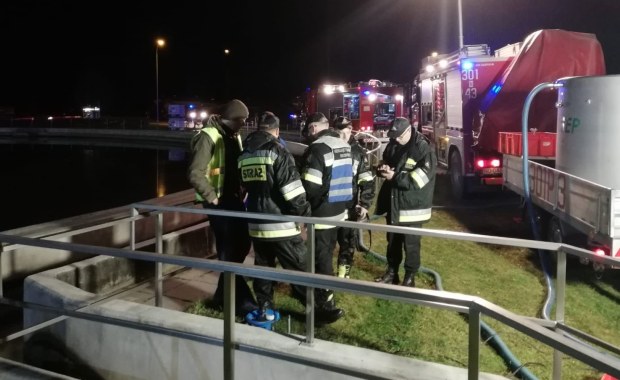 Akcja strażaków w Olsztynie: Do zbiorników miejskiej oczyszczalni dostała się substancja ropopochodna