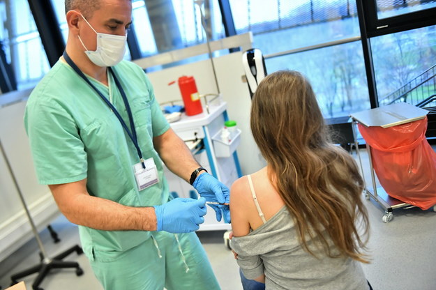 Akcja szczepień medyków w szpitalu tymczasowym na Stadionie Narodowym w Warszawie /Andrzej Lange /PAP