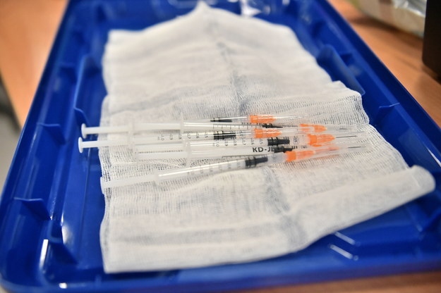 Akcja szczepień medyków w szpitalu tymczasowym na Stadionie Narodowym w Warszawie /Andrzej Lange /PAP