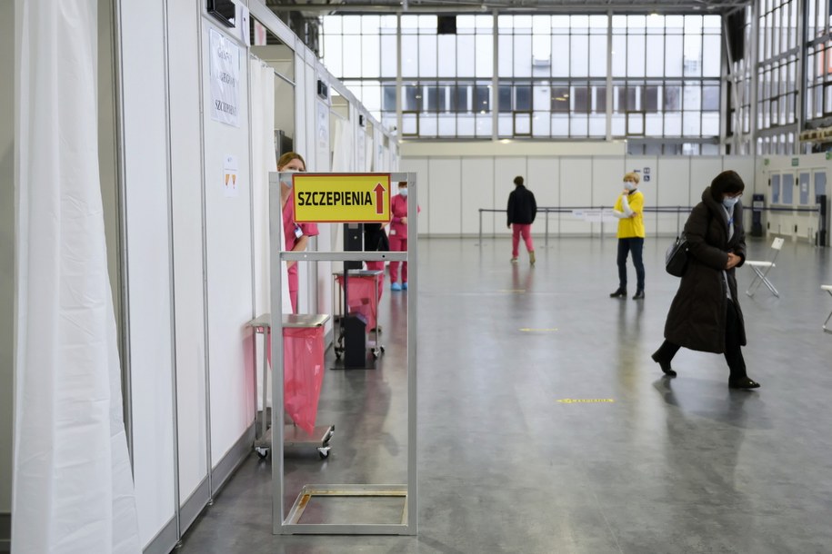 Akcja szczepień medyków w szpitalu tymczasowym na terenie Międzynarodowych Targów Poznańskich /Jakub Kaczmarczyk /PAP