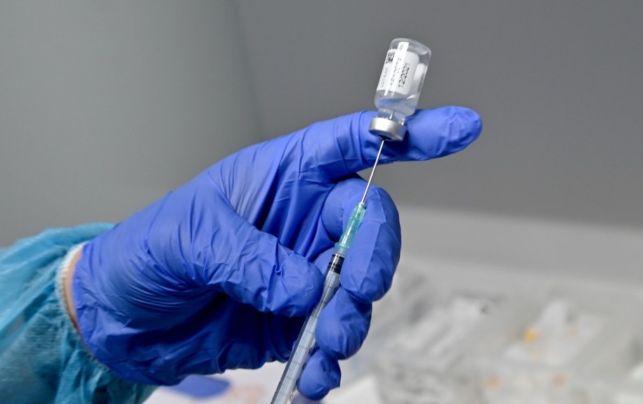 Akcja szczepień w siedzibie Uniwersytetu Szczecińskiego /	Marcin Bielecki   /PAP