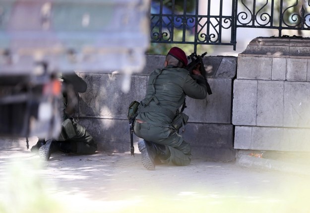Akcja tunezyjskich sił po ataku terrorystów /MOHAMED MESSARA /PAP/EPA