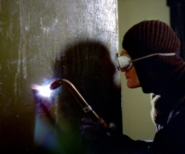 Akcja "Vabanku" rozgrywała się w latach 30. XX wieku w Warszawie. Głównym bohaterem kryminalnej intrygi był kasiarz Henryk Kwinto (Jan Machulski), którego poznajemy, gdy opuszcza więzienie po odbyciu 6-letniego wyroku. Kwinto nie czeka długo, by się zemścić. Najlepszym sposobem na utarcie nosa swemu antagoniście, bankierowi Kramerowi (Leonard Pietaszak), jest napad na jego bank. Pomogą mu w tym dawny znajomy Duńczyk (Witold Pyrkosz) oraz dwaj bracia "Moks" i "Nuta" (Krzysztof Kiersznowski i Jacek Chmielnik).