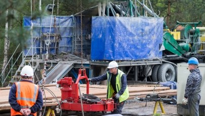 Akcja w kopalni „Wujek”: Kamera opuszczana przez otwór  