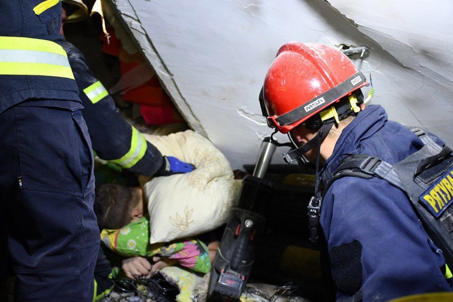 Akcja wyciągania 11-latka spod gruzów /foto: State Emergency Service of Ukraine /PAP/EPA
