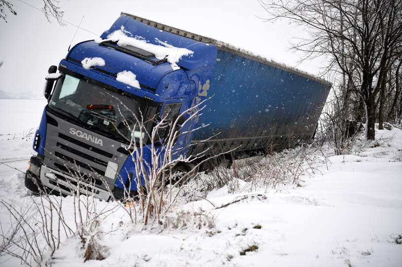 Akcja wyciągania ciężarówki, której kierowca podczas silnych opadów śniegu wjechał do rowu w okolicy miejscowości Łowce /Darek Delmanowicz /PAP